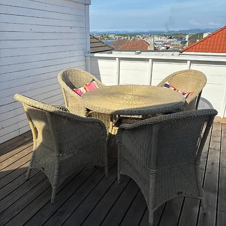Romslig I Sentrum Med Egen Takterrasse アパート スタヴァンゲル