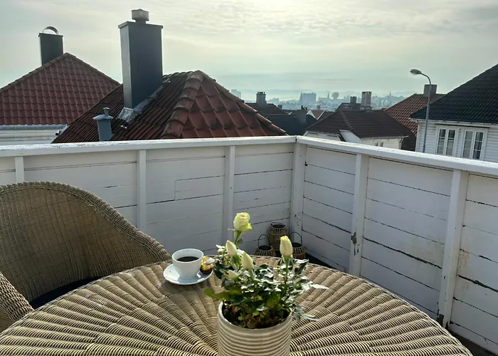 Romslig I Sentrum Med Egen Takterrasse *